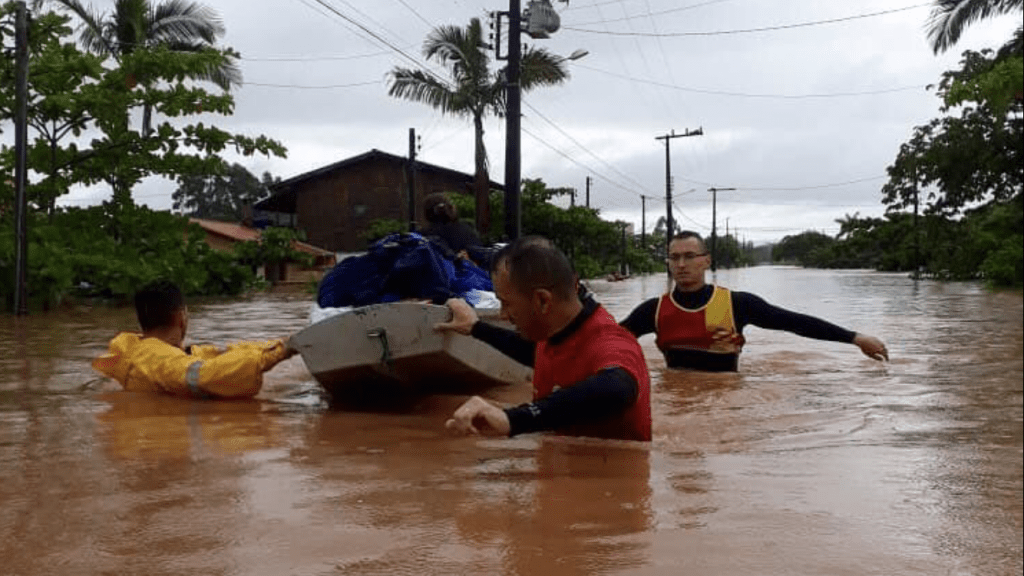Inundações e deslizamentos no litoral de Santa Catarina