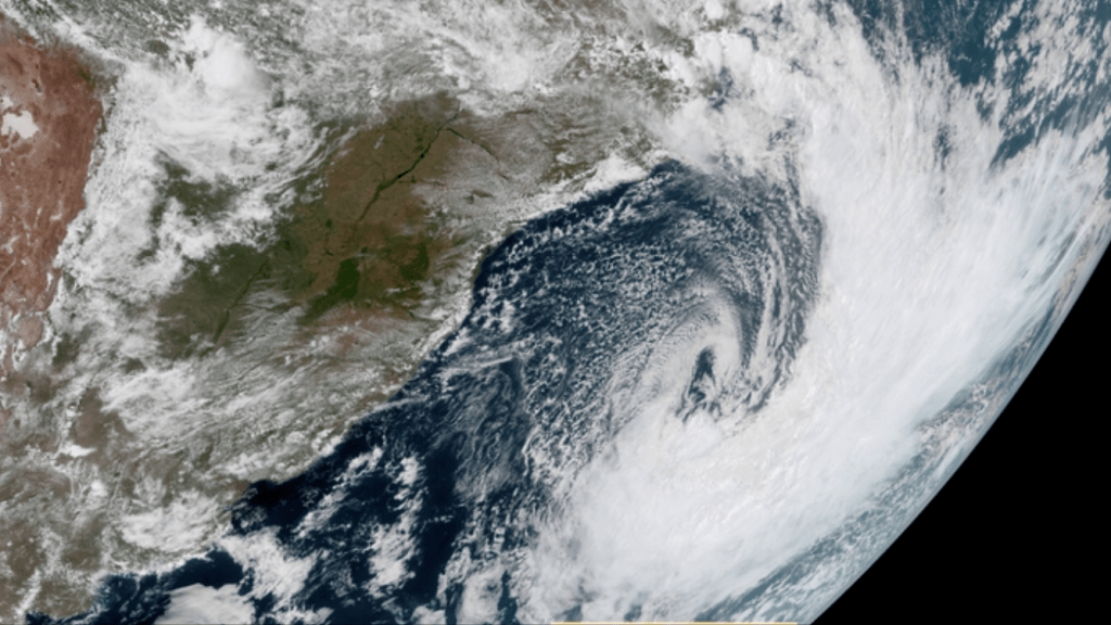 Ciclone se afasta após causar chuva e vento forte