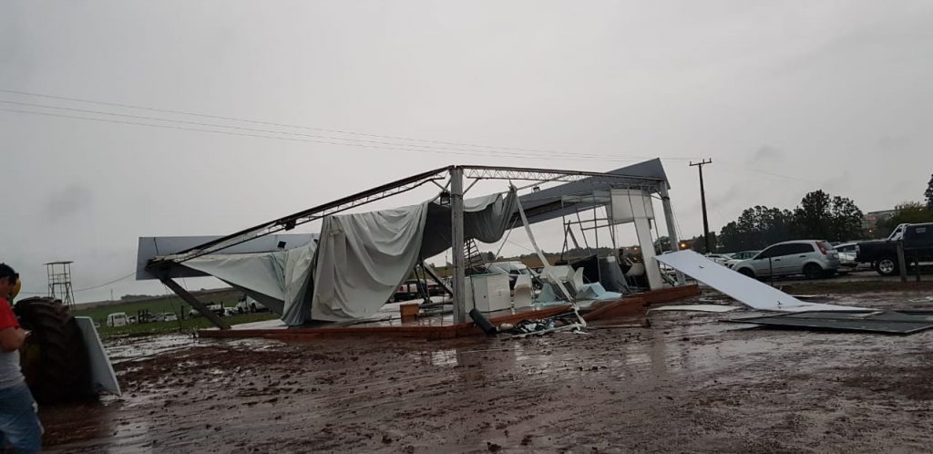 Tempestade provoca destruição no parque de exposições da Expodireto