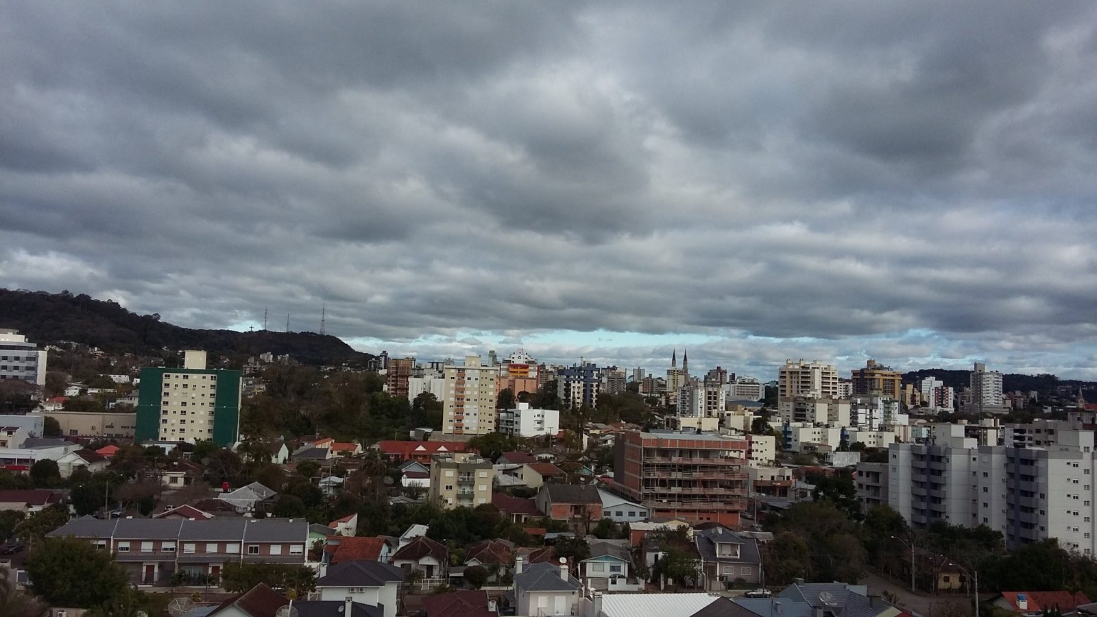 Frente fria traz instabilidade e queda de temperatura hoje