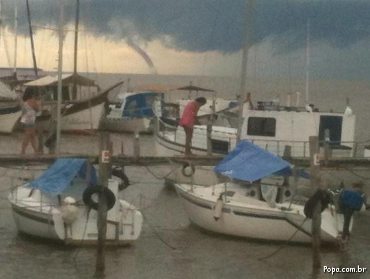 Velejador registra tromba d’água (tornado) na Lagoa dos Patos