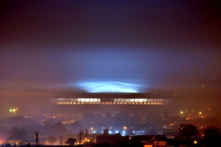 Efeito de nuvem noctilucente sobre a Arena do Grêmio