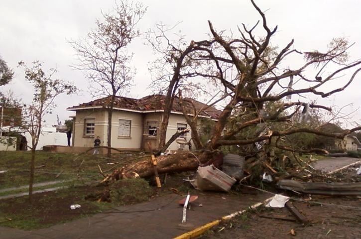 Tornado é a provável causa da destruição em Santa Bárbara do Sul