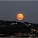Piora da qualidade do ar traz linda aparição da Lua na Capital