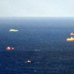 Os dois lados do ciclone – Tristeza no barco e alegria na praia