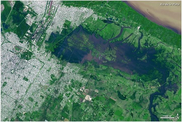 Inundação histórica e trágica em La Plata vista do espaço