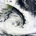 O que causa o suposto “olho” nos intensos ciclones extratropicais ?