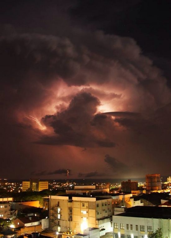 Por que tantos temporais destrutivos neste mês?