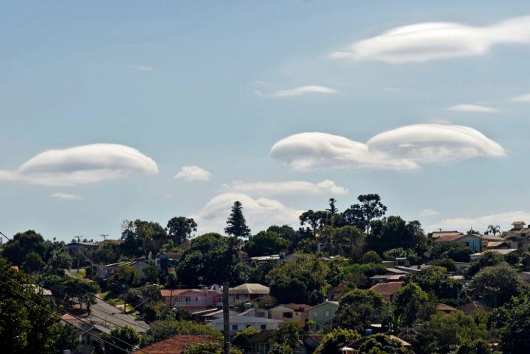 Fantástica aparição de nuvens lenticulares no Vale do Sinos