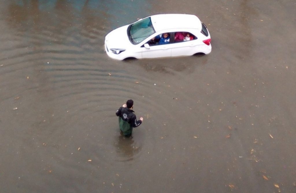 Chuva causa alagamentos em Porto Alegre e transtornos vão aumentar
