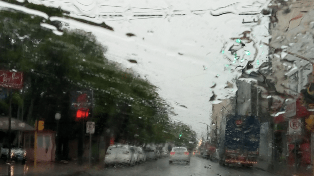 Quinta-feira de chuva e sol com melhora do tempo