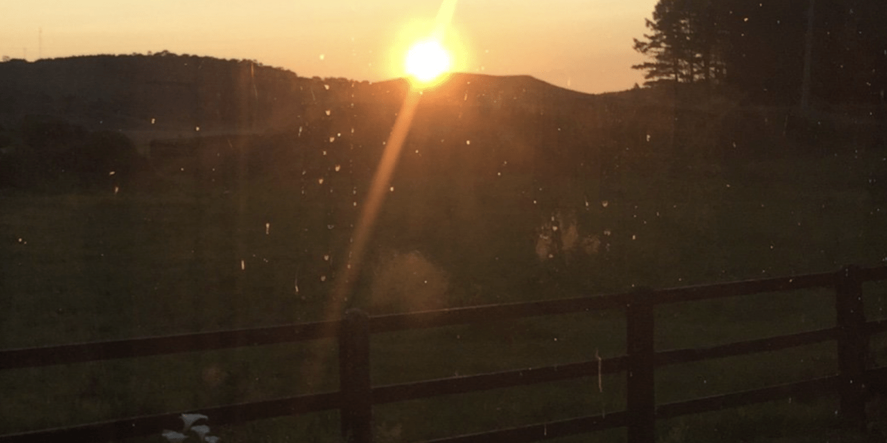 Sábado de sol começa com frio