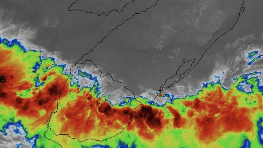 Frente fria muda o tempo neste domingo com chuva e temporais
