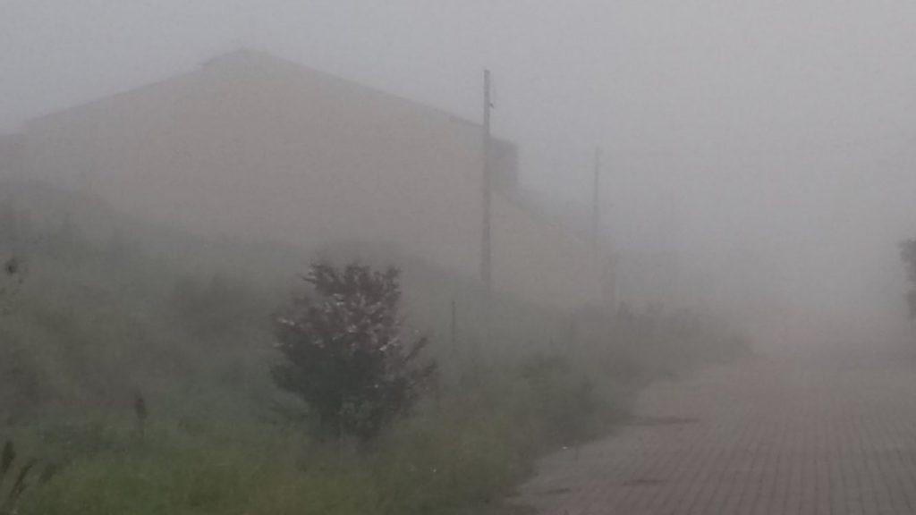 Dias de nevoeiro ainda ocorrem na primavera sob ar frio