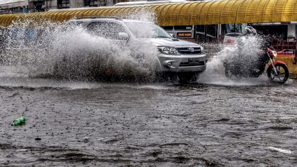 Chuva muito volumosa causa alagamentos e inundações