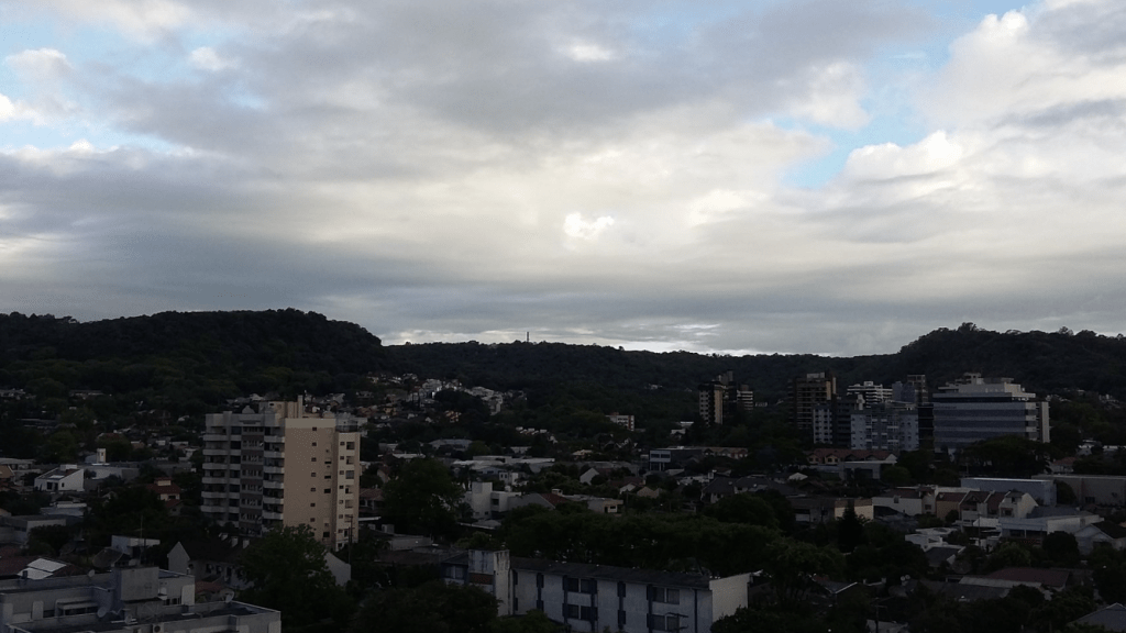 Segunda-feira de sol, nuvens e chuva localizada