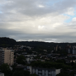 Segunda-feira de sol, nuvens e chuva localizada