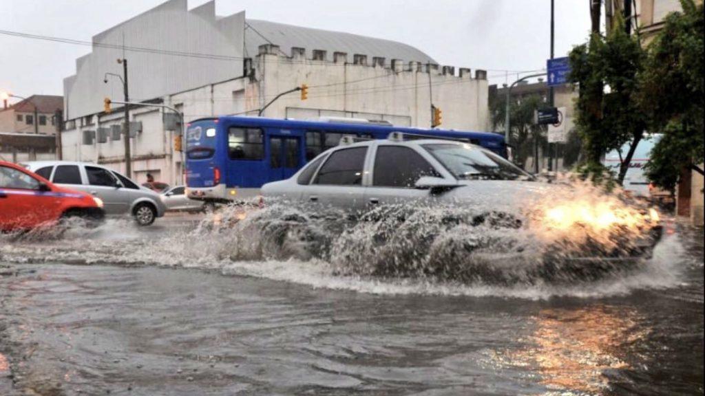 Atenção para o risco de muita chuva e temporais nesta quinta