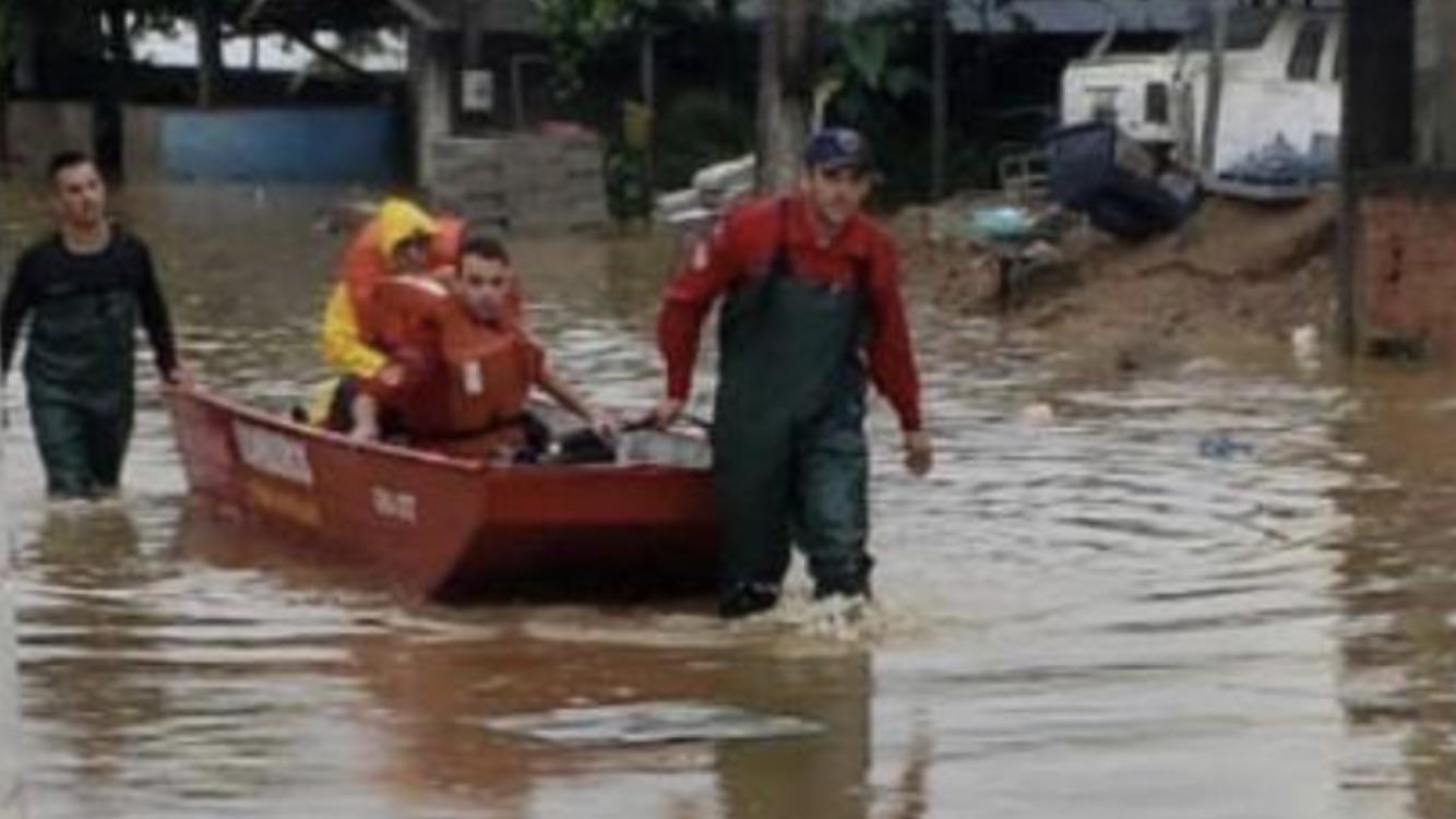 Chuva provoca inundações e deslizamentos em Santa Catarina