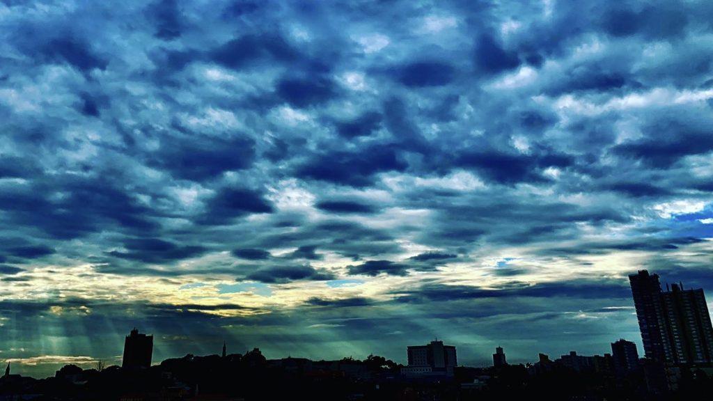 Domingo abafado com sol, nuvens e chuva no Rio Grande do Sul