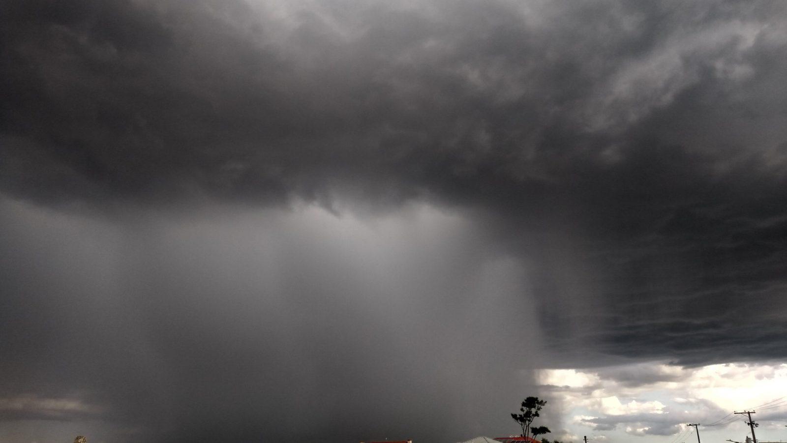 Chuva atinge mais cidades e com risco de temporais hoje e amanhã