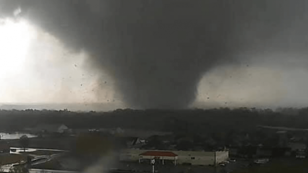 Tornado provoca destruição em cidade do Sul dos Estados Unidos