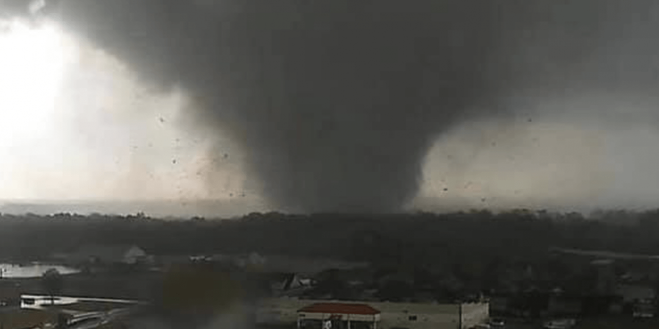 Tornado provoca destruição em cidade do Sul dos Estados Unidos