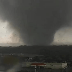 Tornado provoca destruição em cidade do Sul dos Estados Unidos