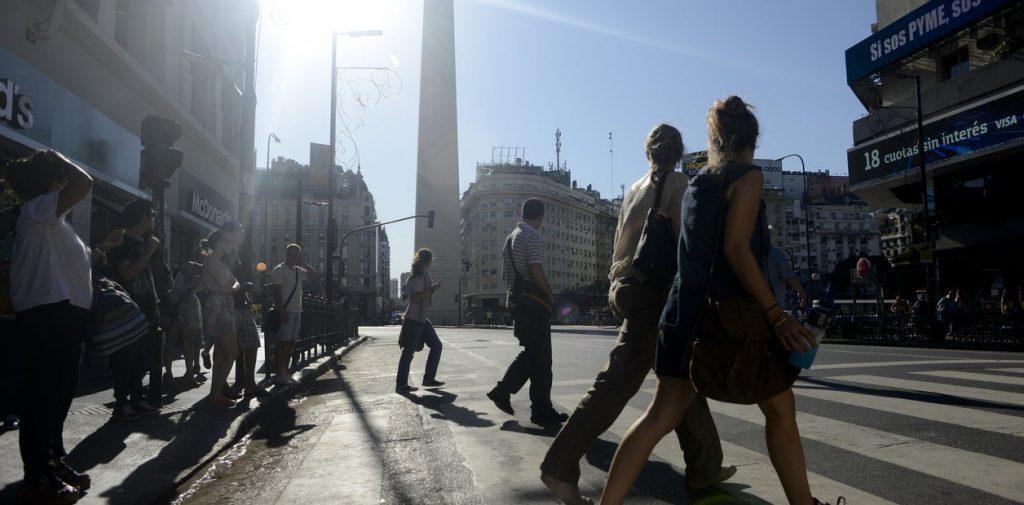 Intenso calor castiga Buenos Aires