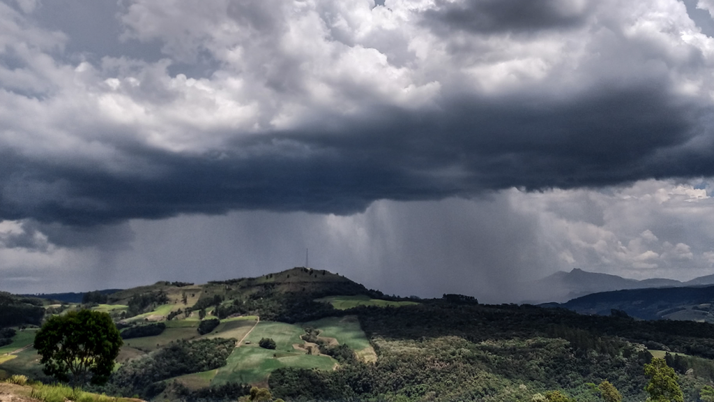 Sábado de sol, nuvens e chuva isolada no Estado