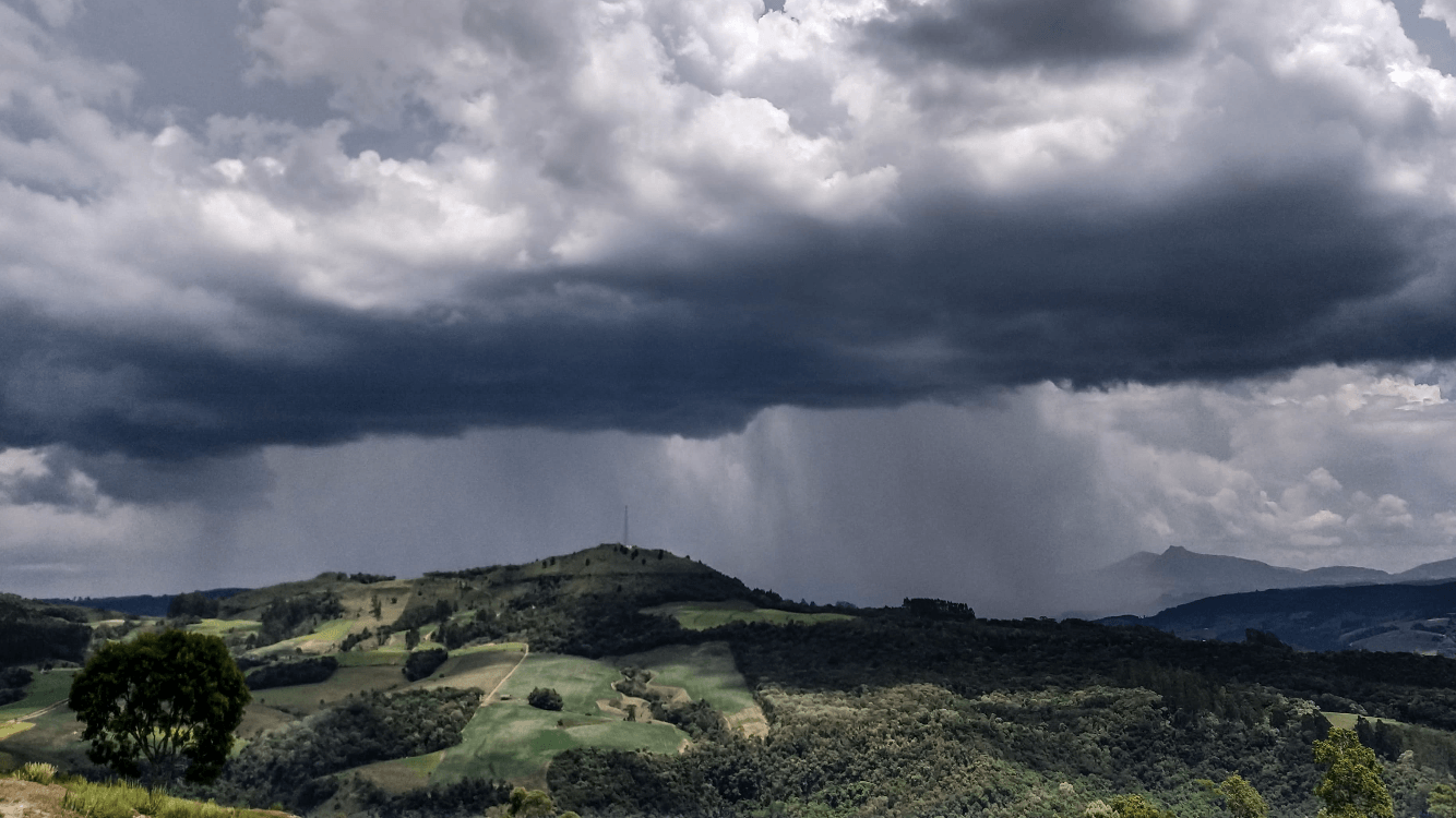 Sábado de sol, nuvens e chuva isolada no Estado