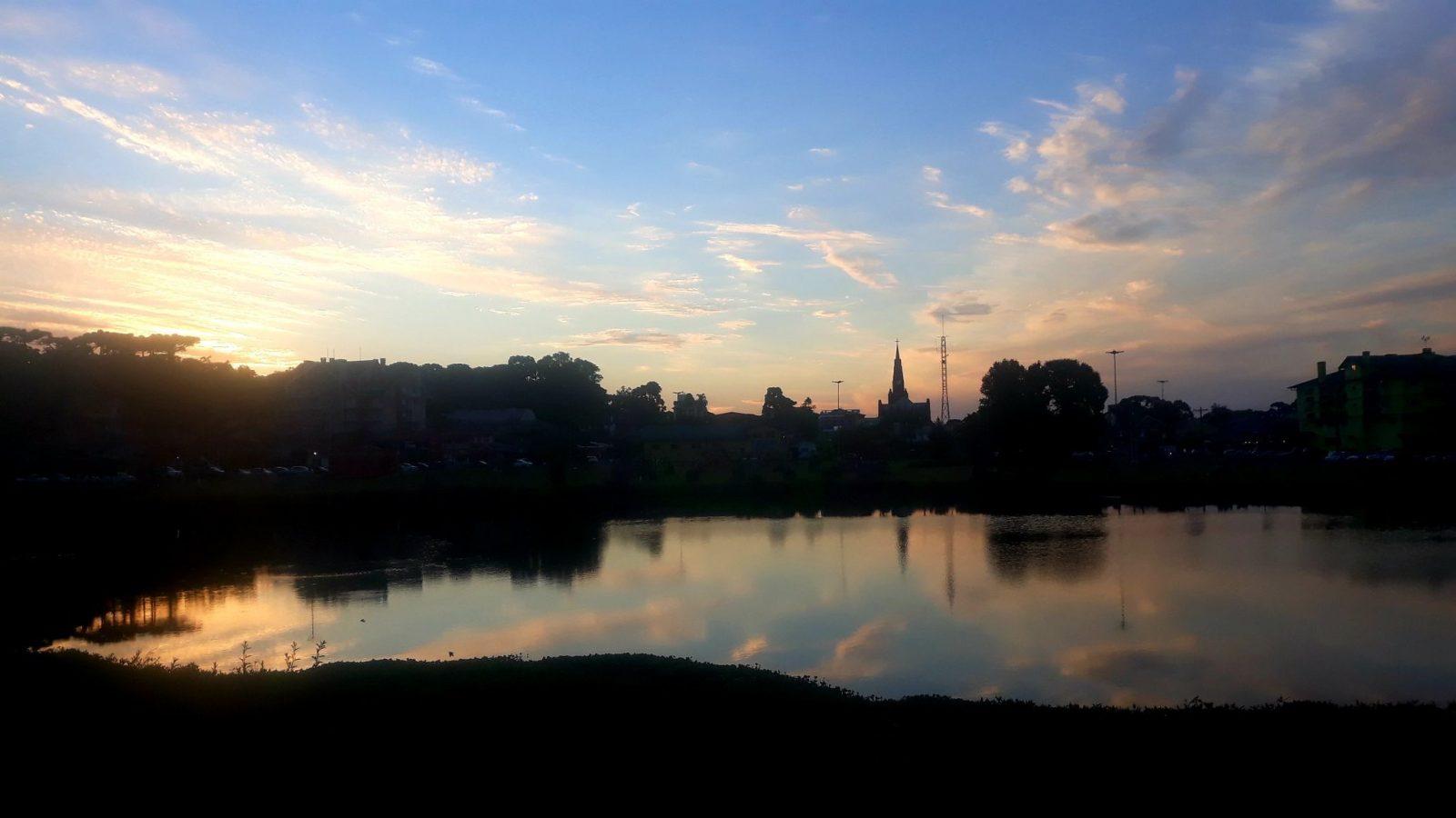 Segunda de sol, nuvens e calor