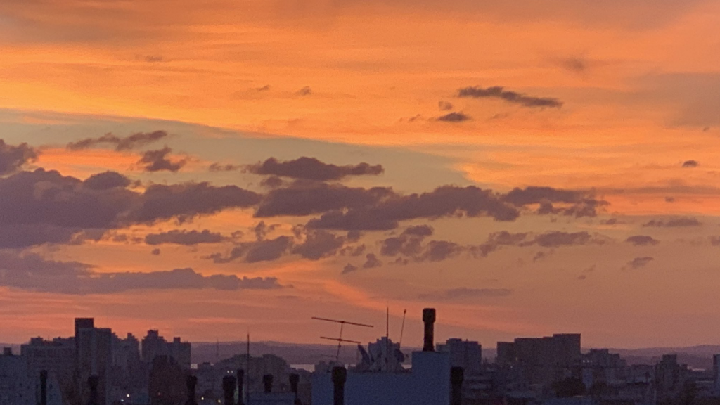 Sol e calor marcam a segunda-feira