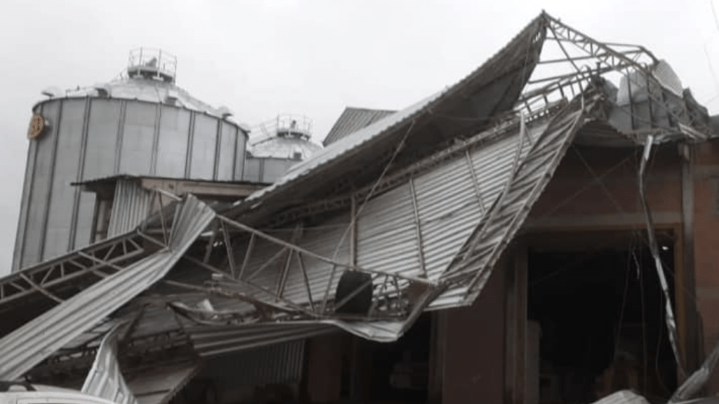 Tornado é a provável causa da destruição na cidade de Camargo