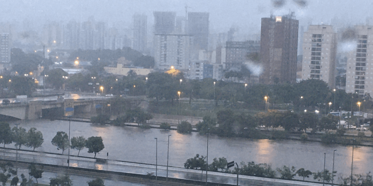 São Paulo vive segunda-feira de caos pela chuva muito intensa