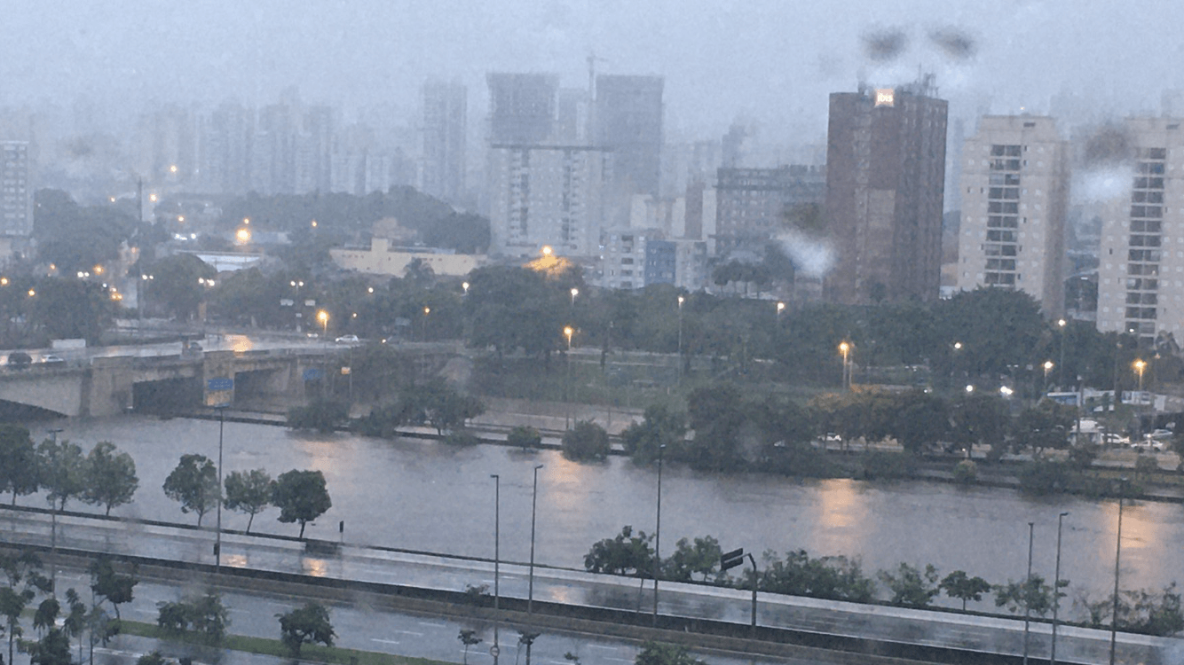 São Paulo vive segunda-feira de caos pela chuva muito intensa