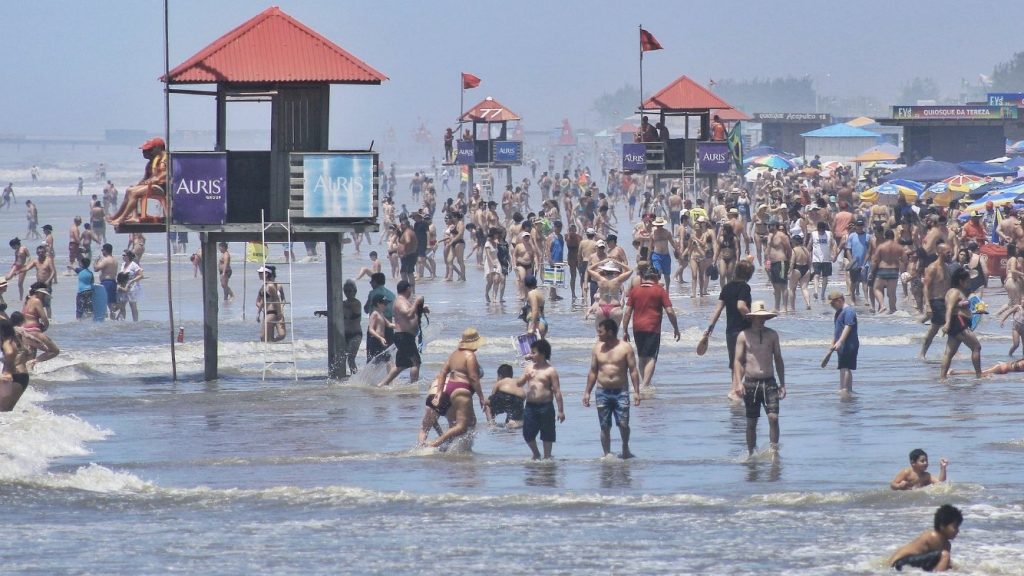 Sábado de sol começa ameno e terá calor à tarde