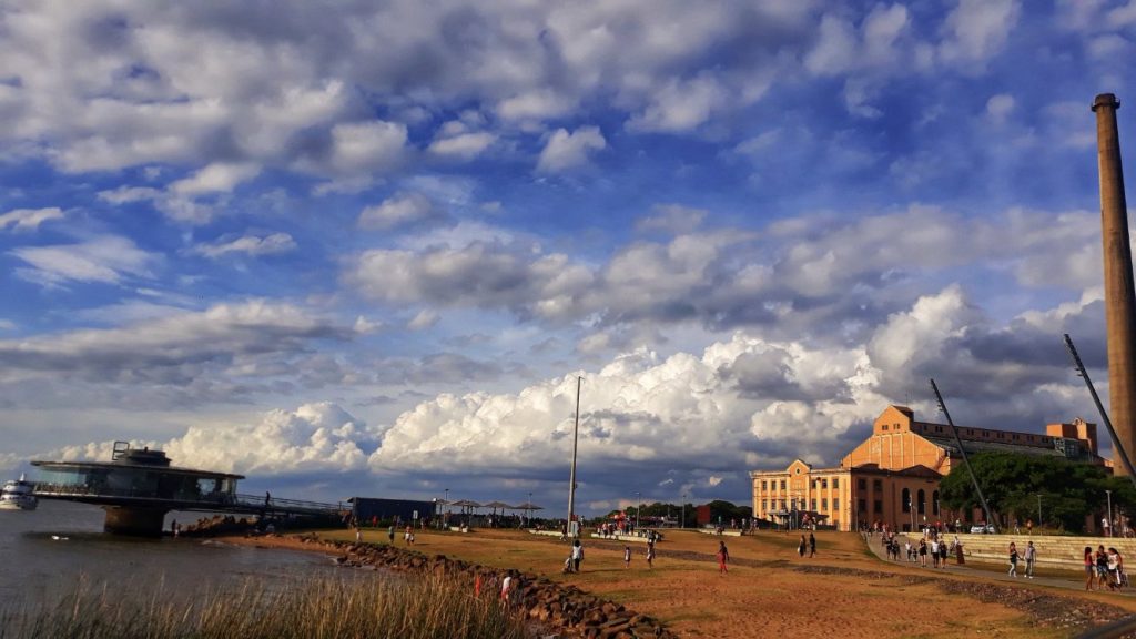 Domingo quente de sol e nuvens
