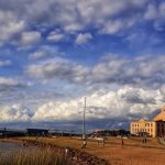 Domingo quente de sol e nuvens