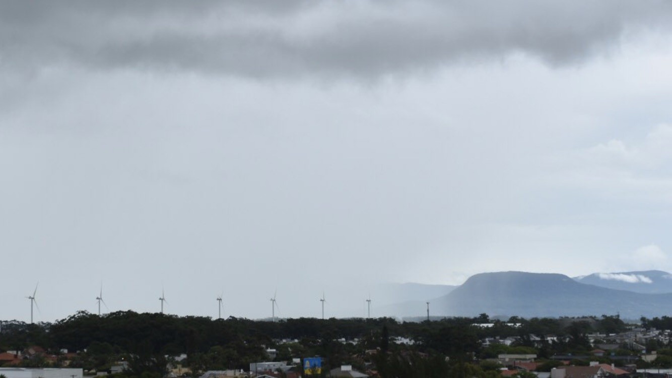 Baixa pressão no oceano traz chuva para o Litoral Norte