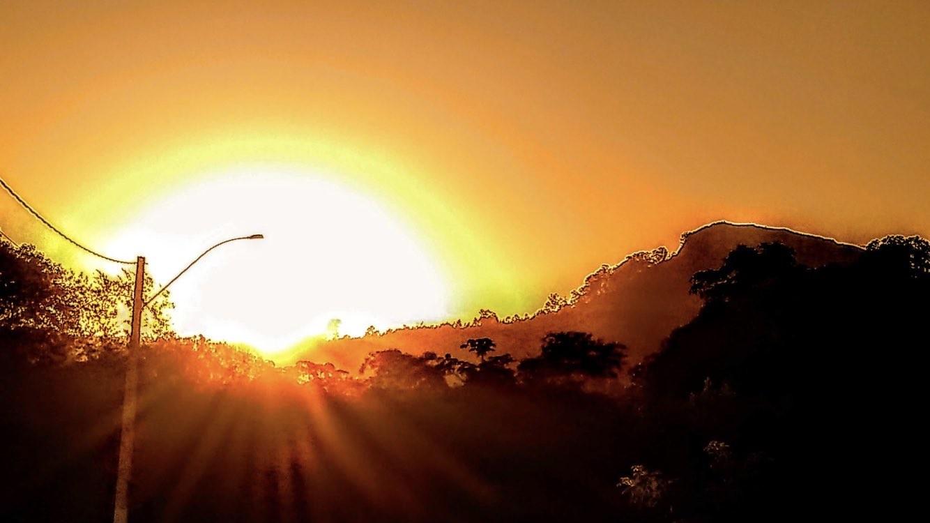 Calor de quase 40°C, umidade de deserto e alto risco de fogo