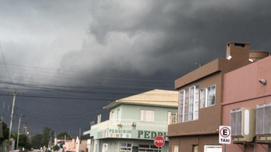 Sexta-feira muito abafada terá chuva forte a intensa localizada