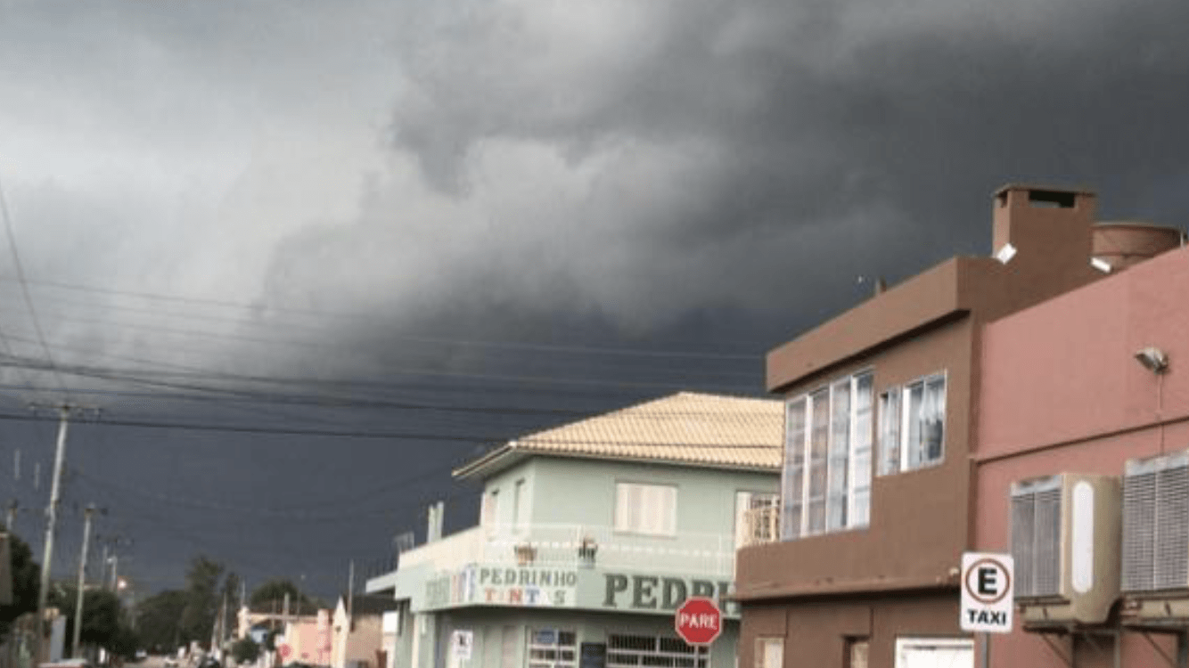 Sexta-feira muito abafada terá chuva forte a intensa localizada