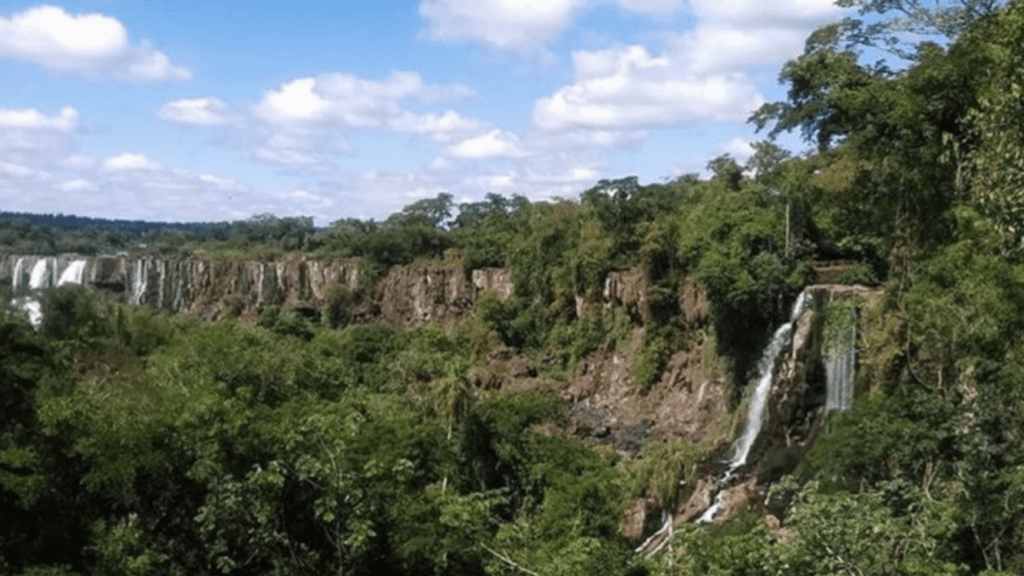 As impressionantes imagens das cataratas do Iguaçu secas com a estiagem