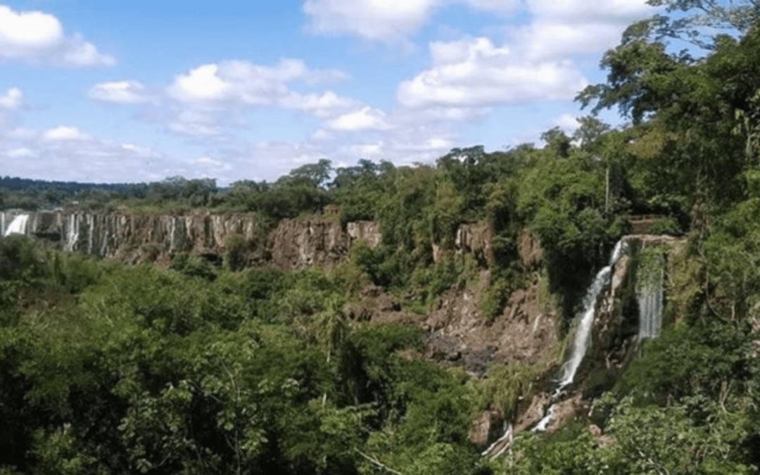 As impressionantes imagens das cataratas do Iguaçu secas com a estiagem