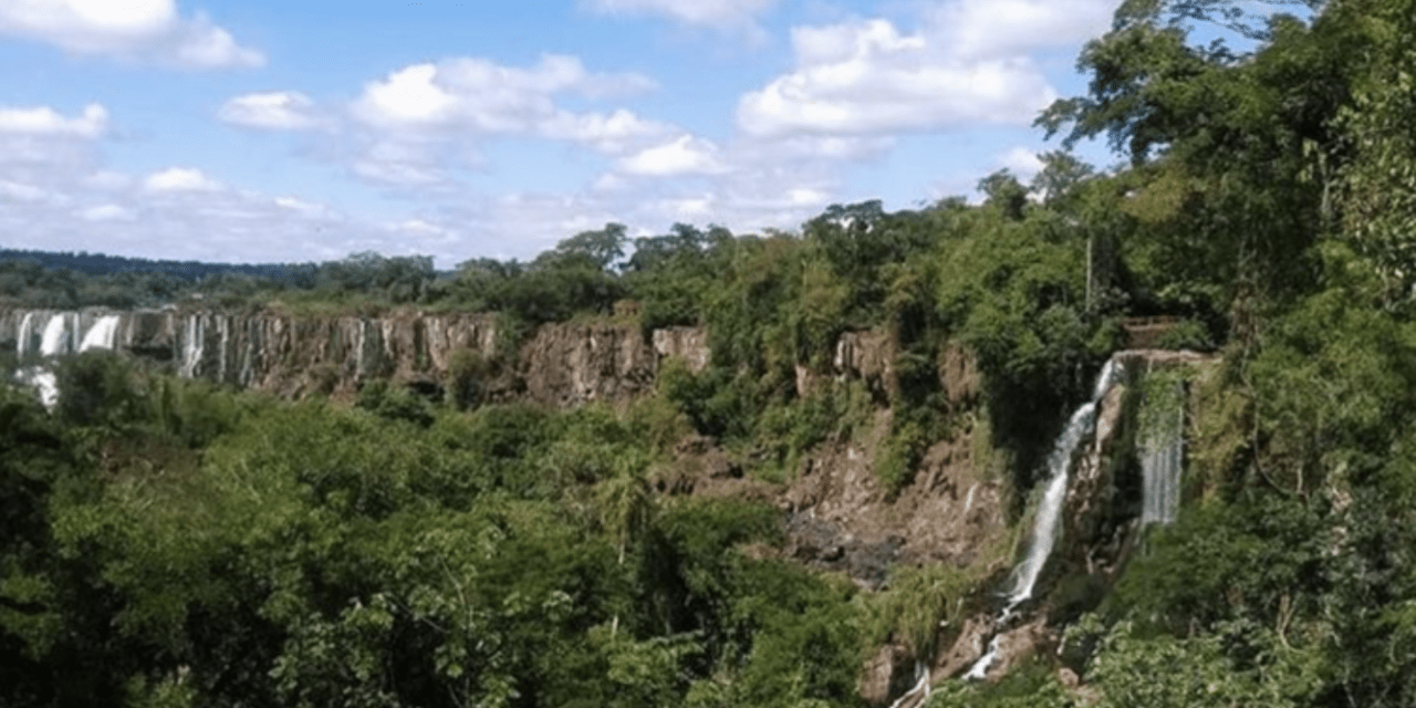 As impressionantes imagens das cataratas do Iguaçu secas com a estiagem