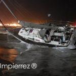 Pequenas embarcações adernam com o forte vento no Uruguai