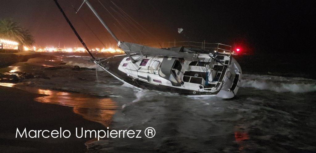 Pequenas embarcações adernam com o forte vento no Uruguai