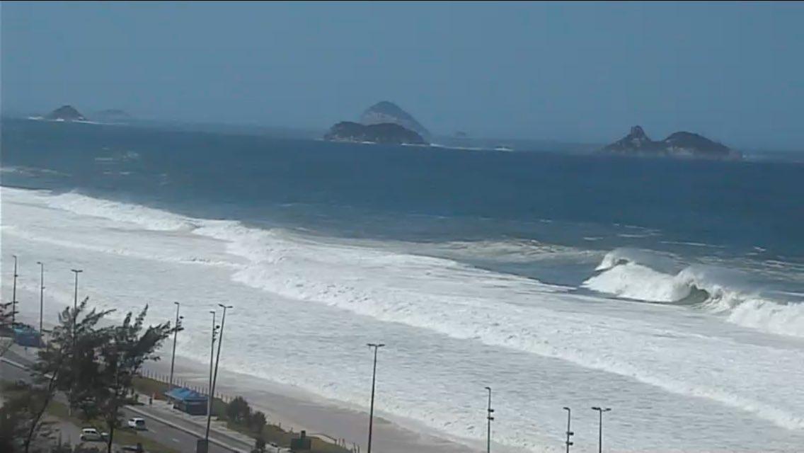 Forte ressaca do mar no Rio de Janeiro