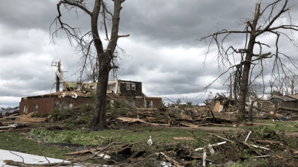 Quase 80 tornados e mais de 30 mortos em poucas horas